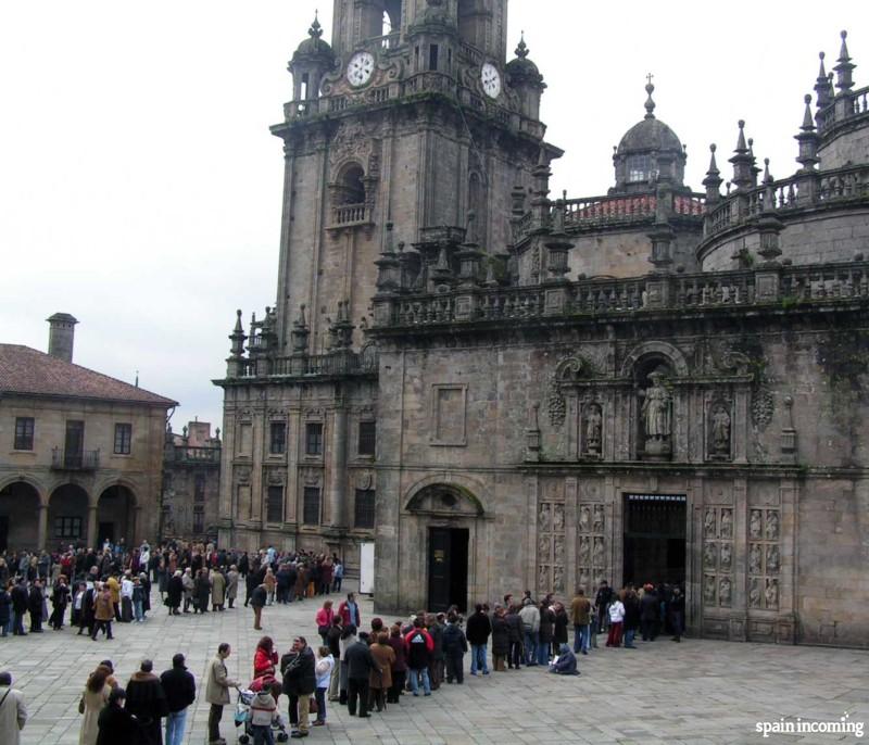 Pilgrims and tourist queuing to get inside the Cathedral through the Holy Door