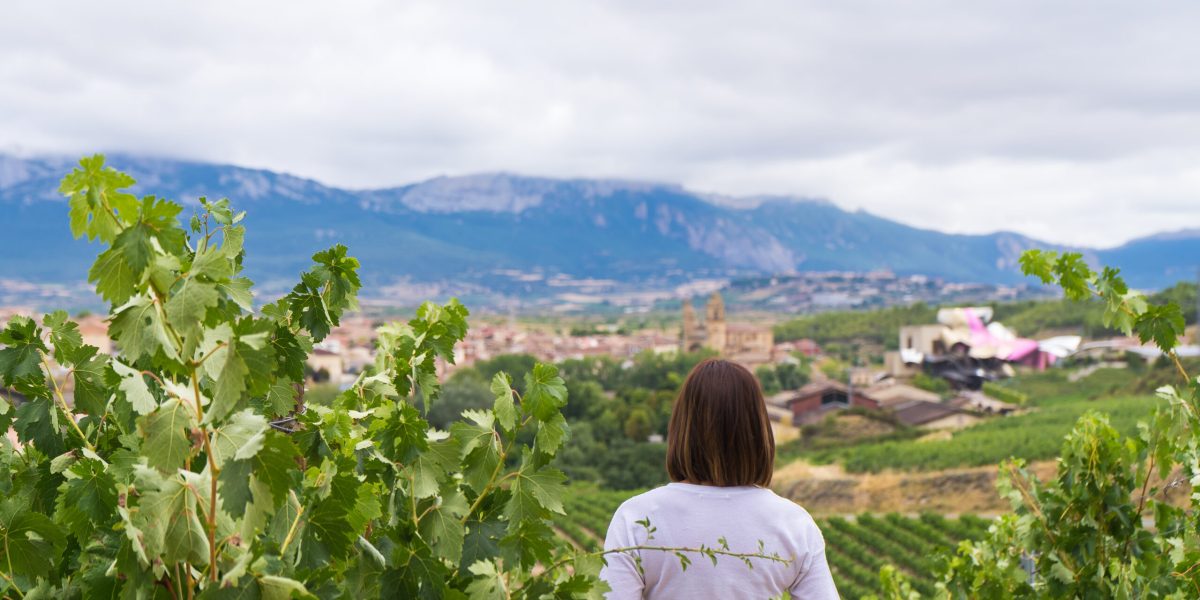 mujer mirando paisaje de viñedos en elciego ,rioja alabeas